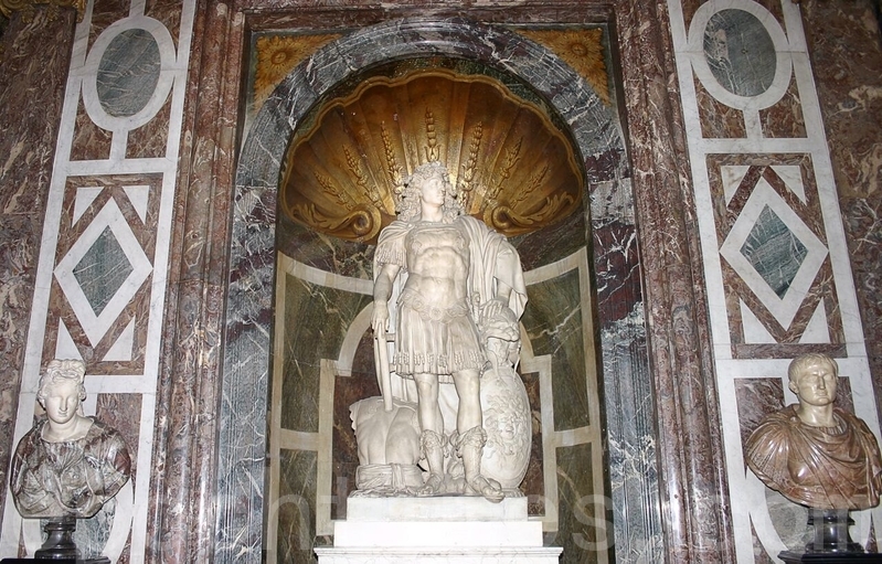 凡尔赛宫路易十四全身雕像（章乐／大纪元）