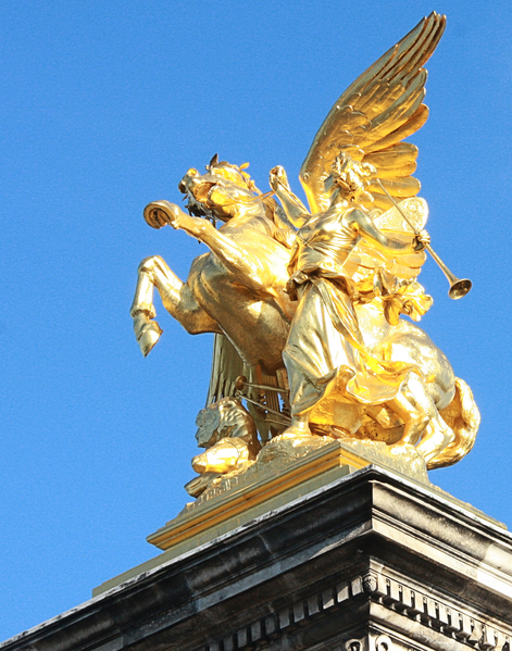 巴黎亚历山大三世桥华丽的四立柱之一顶端的艺术女神与天马雕像。（章乐/大纪元）