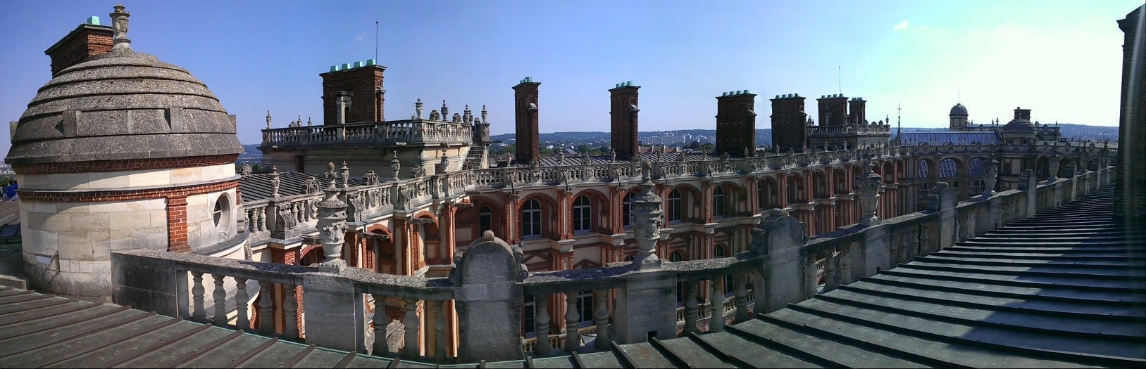 圣日尔曼昂莱王宫（Saint-Germain-en-Laye）楼顶。该城堡是于路易十四时代迁入凡尔赛宫前法国王室的主要居住地