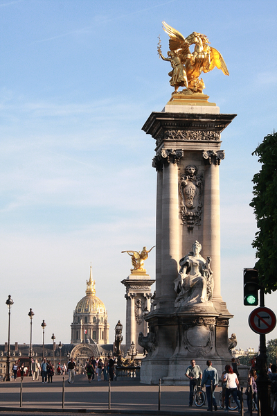 巴黎亚历山大三世桥华丽的立柱。该桥被普遍认为是塞纳河最漂亮的桥。是为1900年巴黎世界博览会而建造。远处是路易十四设立的巴黎荣军院。（章乐/大纪元）
