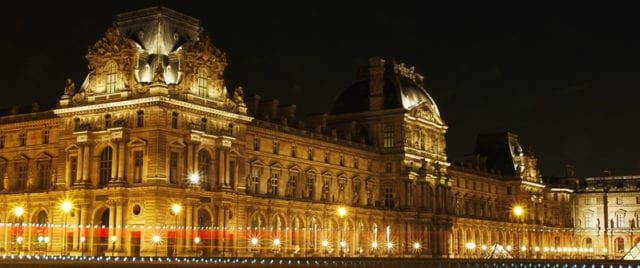 卢浮宫拿破仑庭院夜景。（章乐／大纪元）