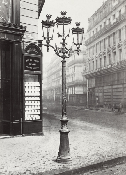 街灯：1860年，巴黎有五万六千盏煤气街灯，获得了灯之城的美誉。(公共领域)