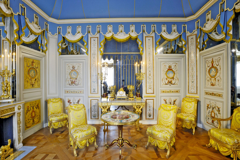 土耳其展厅(Cabinet turc)，配以路易十六的弟弟阿图瓦伯爵(1757-1836，即后来登基的查理十世)的1775-1785年土耳其风格的家具装饰。(© 2014 Musée du Louvre, dist. RMN-GP/Olivier Ouadah)