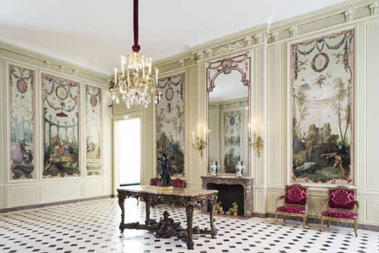 艾萨克‧德‧卡蒙多厅(Salle Isaac de Camondo)，墙上是让-巴蒂斯特‧乌德里的《田园乐趣》装饰画，室内配以1720-1750年的家具及艺术品。(© 2014 Musée du Louvre, dist. RMN-GP/ Olivier Ouadah)