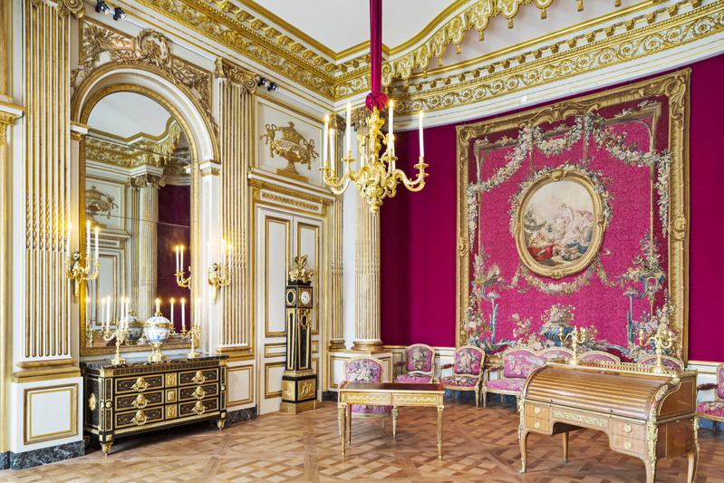 谢夫勒斯公馆大厅(Chambre de parade de l'hôtel de Chevreuse)，配1765-1780年的新古典主义装饰和家具。(© 2014 Musée du Louvre, dist. RMN-GP/Olivier Ouadah)