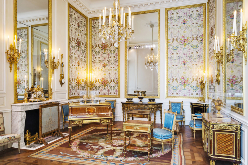 玛丽-安托瓦内特展厅(Cabinet Marie-Antoinette)，配以路易十六王后玛丽-安托瓦内特的家具与收藏。(© 2014 Musée du Louvre, dist. RMN-GP/Olivier Ouadah)