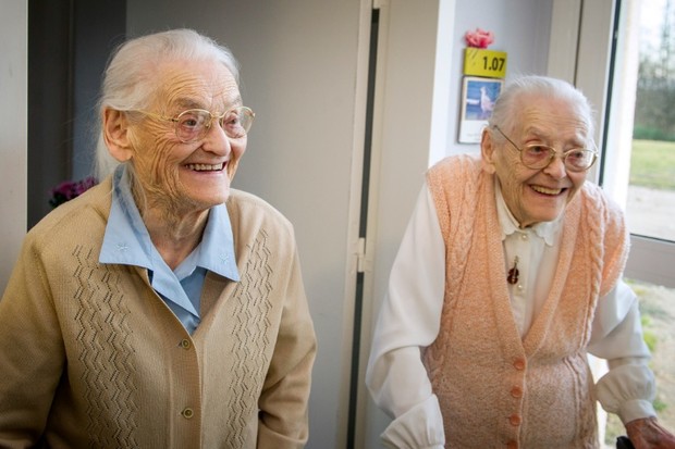 法国 104岁双胞姊妹花 长寿