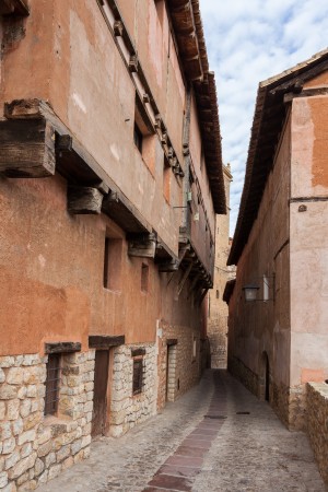 阿尔巴辛拉镇内典型的狭窄街道（Diego Delso / 维基百科）
