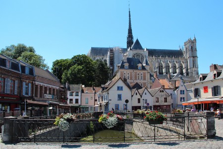 法国皮卡第省亚眠杜唐广场上的圣母大教堂和索姆河（Cirali / 维基百科）