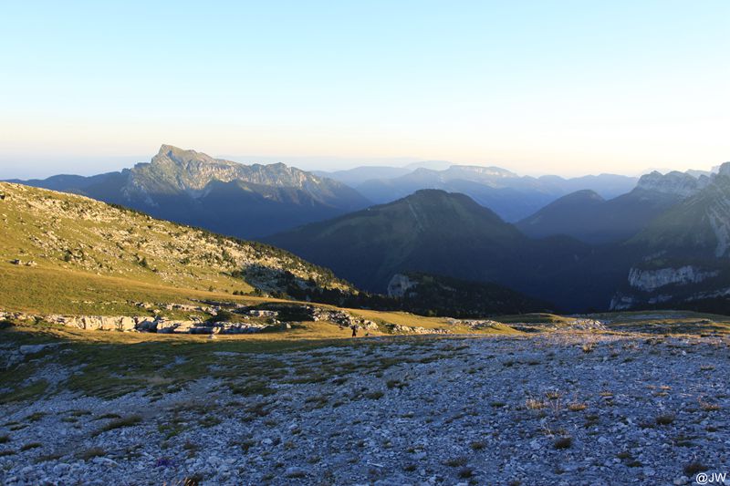 晨光下的阿尔卑斯山群。