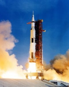 装载着阿波罗11号的土星5号（1969年7月16日）（圖片：維基百科）