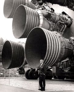 冯·布劳恩站在美国空间和火箭中心为土星5号火箭所用的F-1火箭发动机前留影（圖片：維基百科）