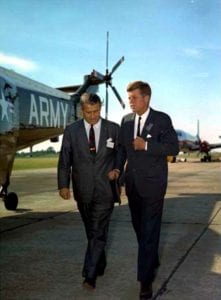 1963年冯·布劳恩与总统肯尼迪在红石兵工厂（圖片：維基百科）