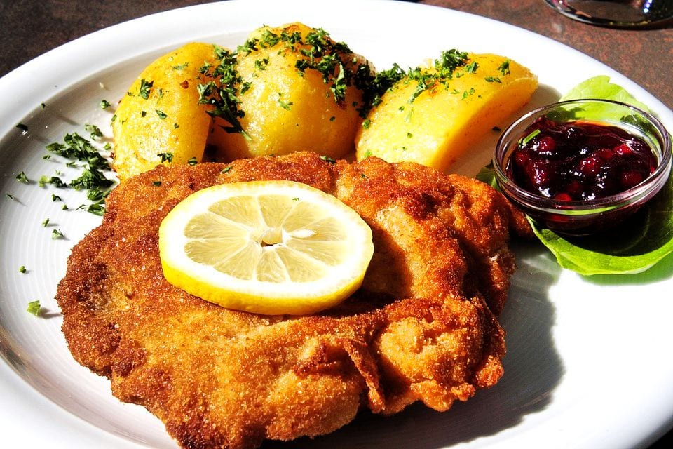 维也纳最负盛名的美食炸牛排被称为奥地利的国菜。（图片来源：pixabay）