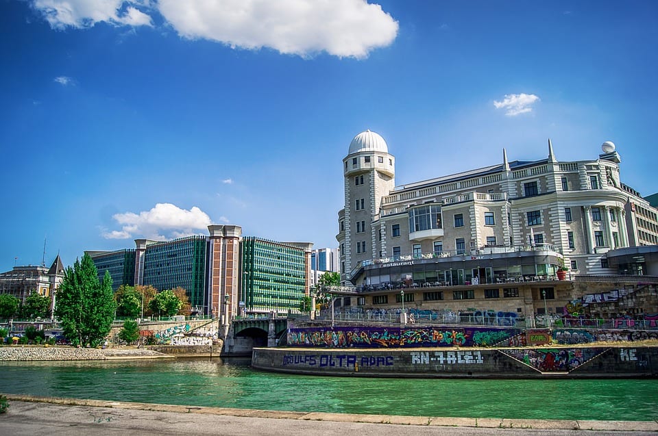 维也纳，是奥地利的首都，位于阿尔卑斯山东北方，有蜿蜒美丽的多瑙河流过。（图片来源：pixabay）
